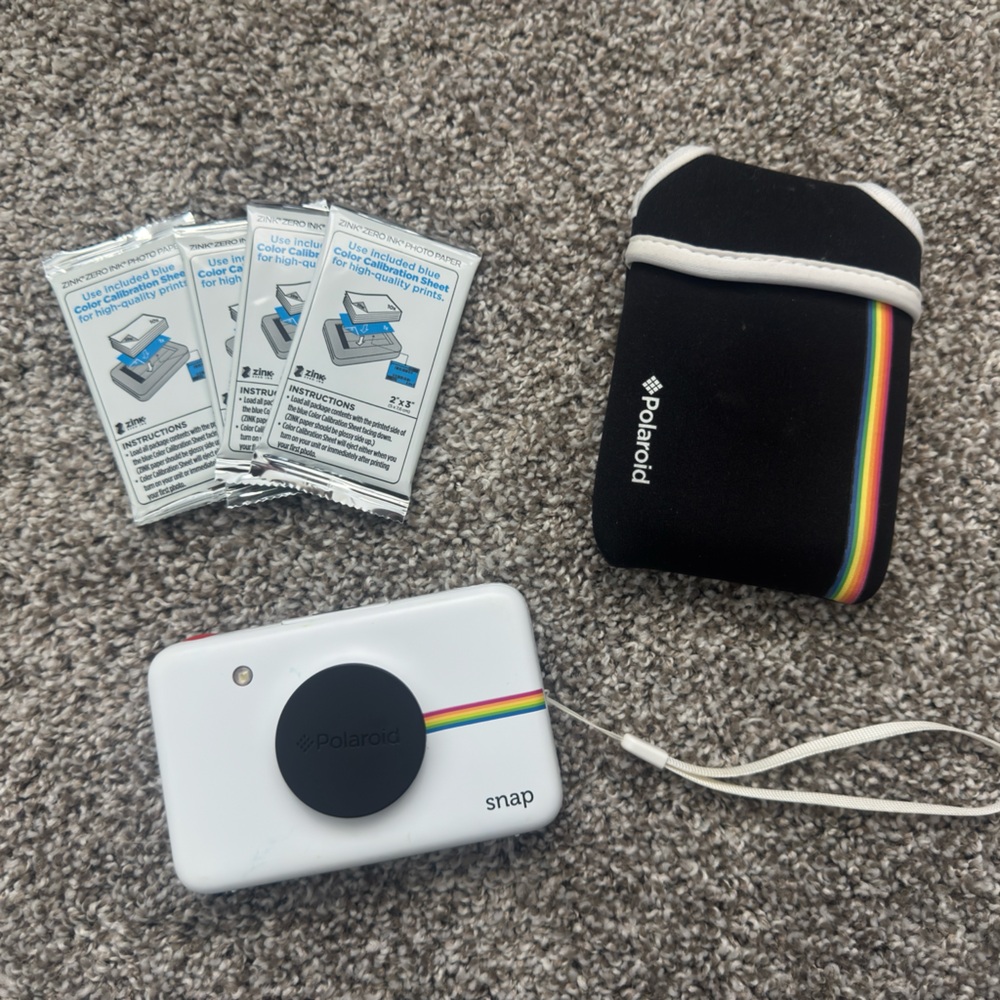 *SOLD* Polaroid Snap Camera - White - Instant Camera  w Carrying Case + Film